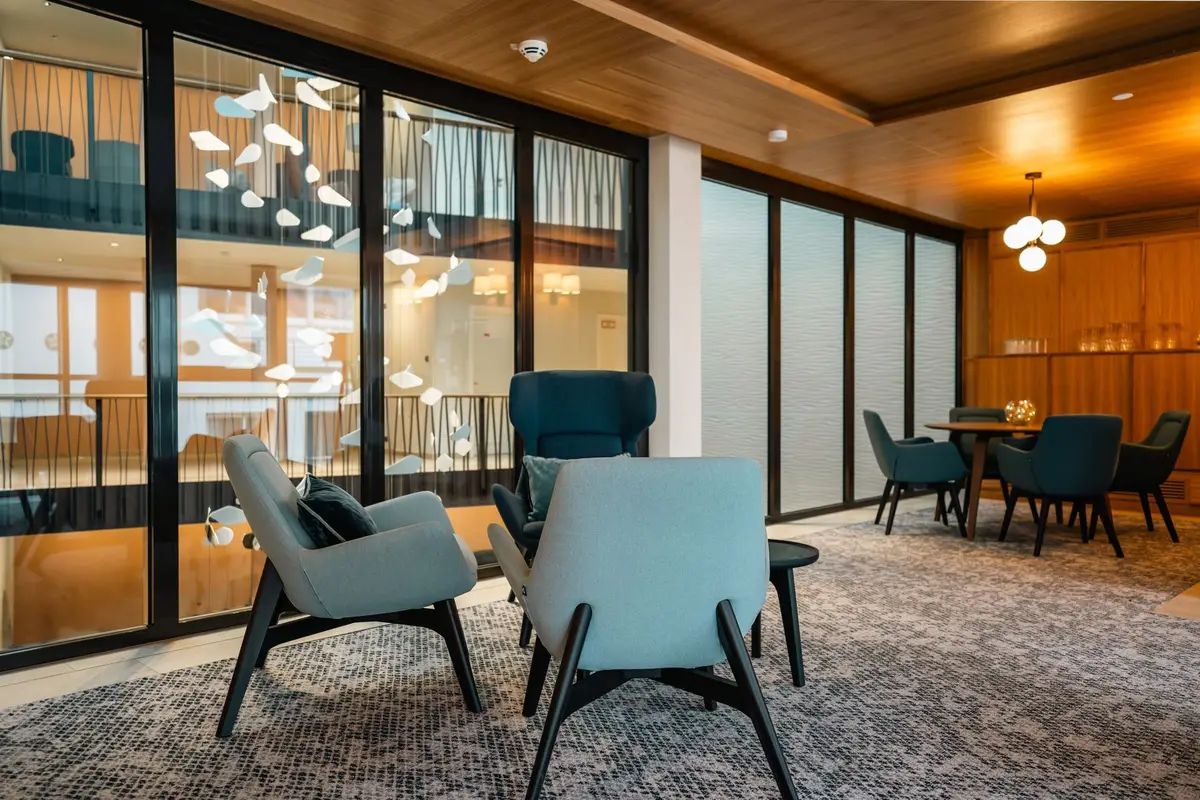 Die moderne Lobby des Hauses Bellevue mit Holz und warmem Licht