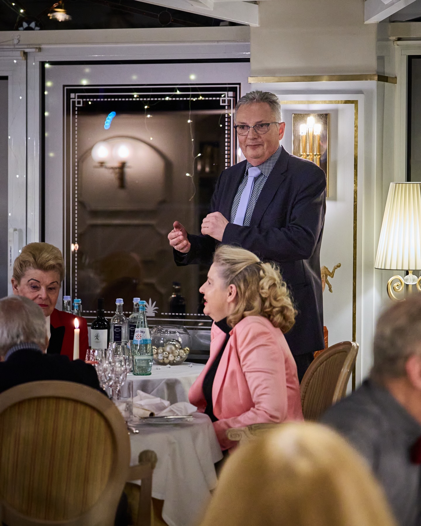 Gastgeber bei einem kulturellen Dinnerabend