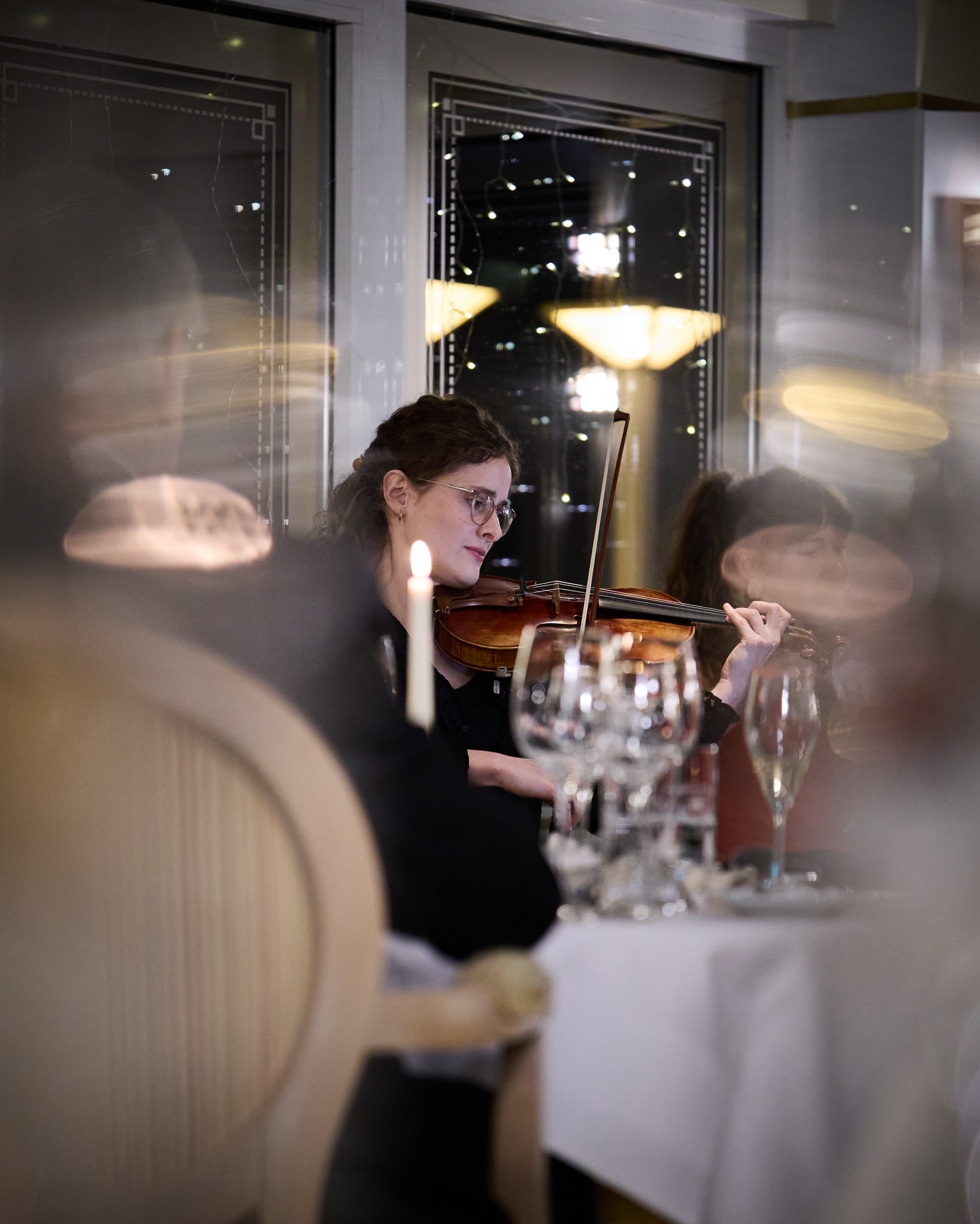 Violinistin zwischen festlich gedeckten Tischen