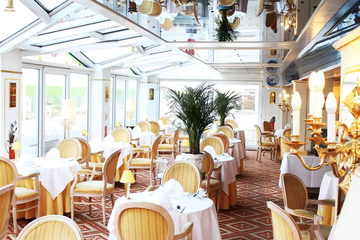 Der lichtdurchflutete Wintergarten im Hotel Strandperle