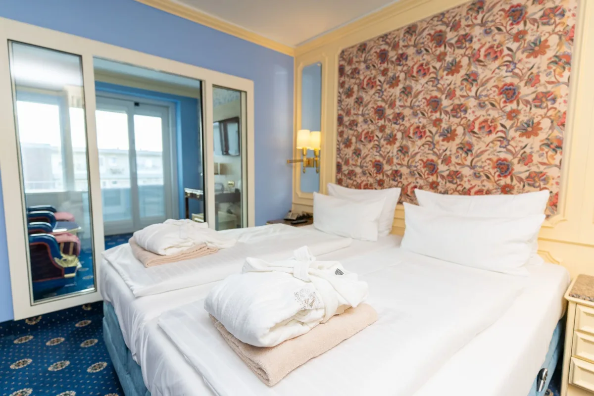 Klassisches Zimmer im Hotel Strandperle mit Balkon